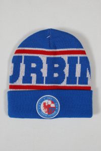 Blauer Beanie mit rot-weißen Streifen und dem Schriftzug 'URBIN' sowie einem Logo von FFC Turbine Potsdam.