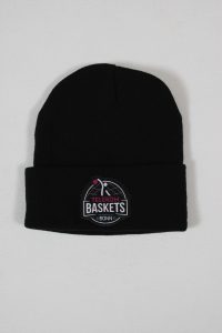 Schwarze Beanie-Mütze mit dem Logo der Telekom Baskets Bonn auf der Vorderseite.