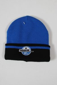 Blaue Beanie-Mütze mit schwarzem Rand und SC Paderborn Logo auf der Vorderseite.