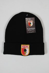 Schwarze Beanie-Mütze mit dem Logo des FC Augsburg und einem Etikett.