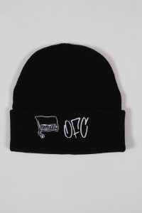 Schwarze Beanie-Mütze mit gesticktem Hertha BSC Logo und Schriftzug auf der Vorderseite.