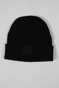 Schwarze Beanie-Mütze mit einem gestickten Logo auf der Vorderseite.