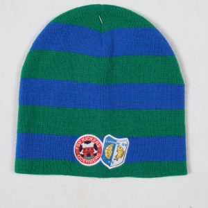 Gestreifte Mütze in Grün und Blau mit zwei Aufnähern, einem roten und einem blauen.