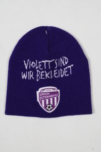 Lila Strickmütze mit dem Schriftzug 'Violett sind wir bekleidet' und dem Logo von Union Esternberg.
