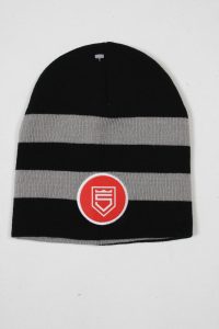 Schwarze Mütze mit grauen Streifen und einem roten Logo auf der Vorderseite.