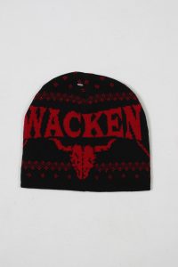 Schwarze und rote gestrickte Mütze mit dem Schriftzug Wacken und einem Hornmuster.