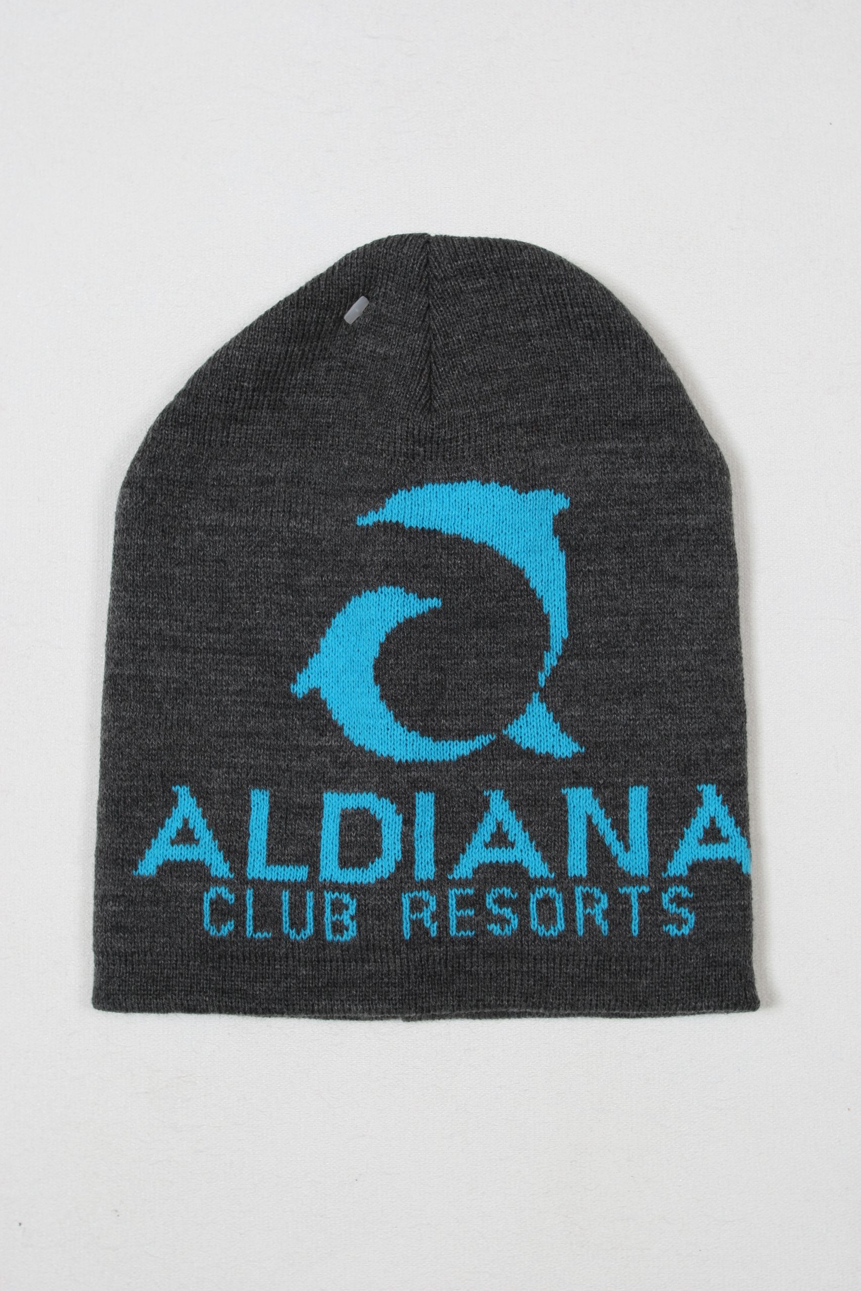 Grau gestrickte Mütze mit blauem Aldiana Club Resorts Logo auf der Vorderseite.
