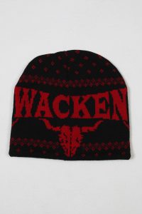 Schwarze Mütze mit roten Mustern und dem Schriftzug 'WACKEN' auf der Vorderseite.