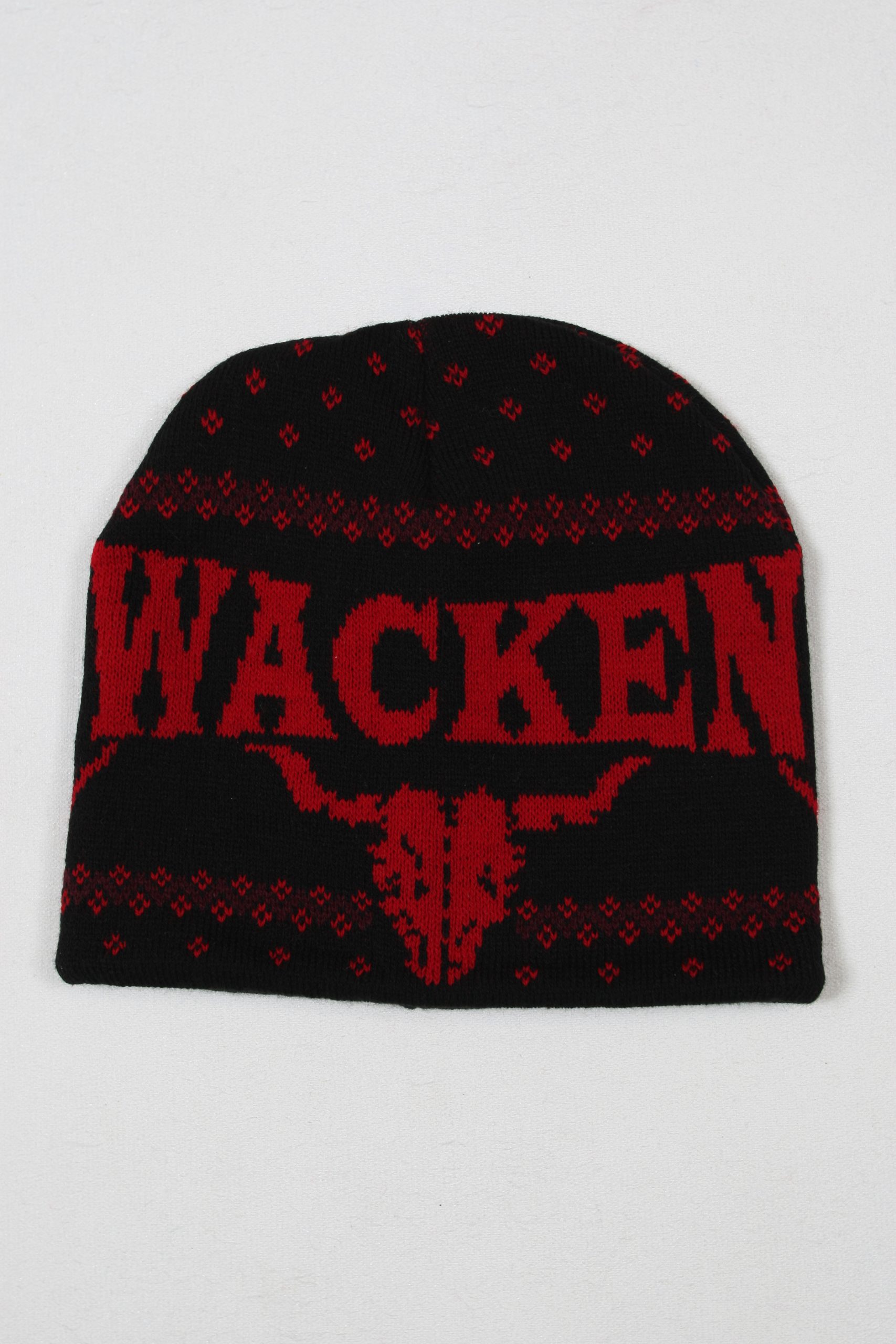 Schwarze Mütze mit roten Mustern und dem Schriftzug 'WACKEN' auf der Vorderseite.