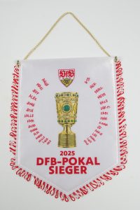 Wimpel mit dem DFB-Pokal und den Namen der Sieger des Jahres 2025.