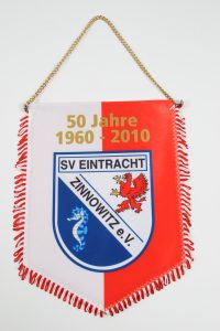 Wimpel des SV Eintracht Zinnowitz e.V. mit goldener Schrift und Vereinslogo.