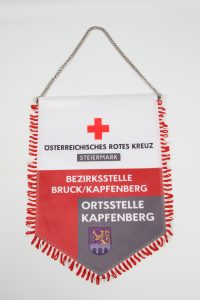 Wimpel des Österreichischen Roten Kreuzes mit den Aufschriften für Bruck/Kapfenberg.