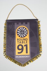 Wimpel der Runde Tafel 91 mit dem Logo und der Aufschrift Delmenhorst.