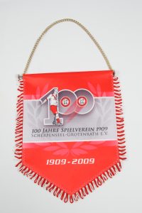 Wimpel des Spielvereins 1909 Scherpenseel-Grotenrath E.V. mit Jubiläumsdesign und Fransen.