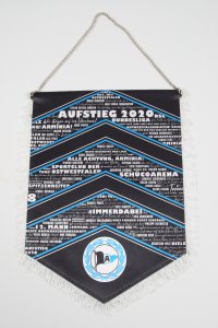 Eventwimpel mit schwarzem und blauem Design, der den Aufstieg 2020 in die Bundesliga feiert.