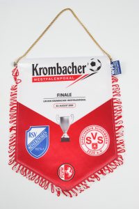 Wimpel des Krombacher Westfalenpokals mit Vereinswappen und Finaldatum.