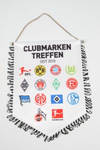 Ein Wimpel mit verschiedenen Vereinslogos und dem Text 'CLUBMARKEN TREFFEN SEIT 2018'.