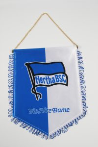 Wimpel von Hertha BSC mit dem Vereinslogo und dem Schriftzug 'Die Alte Dame'.