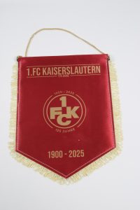 Roter Wimpel des 1. FC Kaiserslautern mit goldenen Schriftzügen und Fransen, Jubiläum 125 Jahre.
