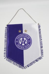 Wimpel des Fussballklubs Austria Wien mit blau-weißer Farbgestaltung und zwei goldenen Sternen.