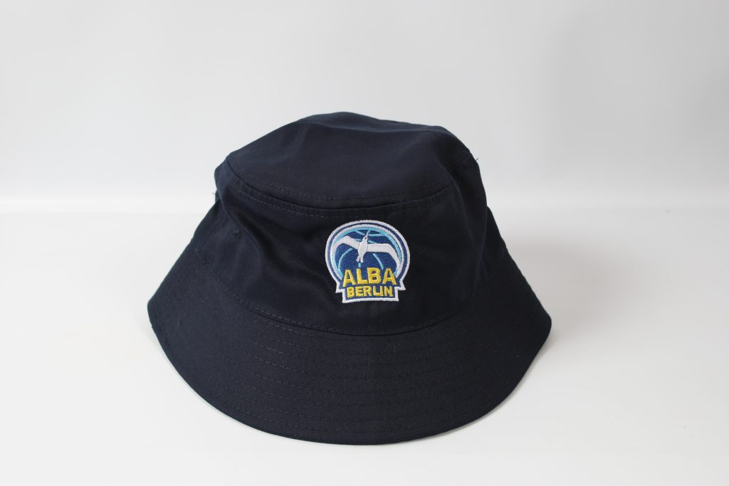 Schwarzer Fischerhut mit dem Logo von ALBA Berlin auf der Vorderseite.