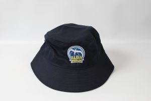 Schwarzer Fischerhut mit dem Logo von ALBA Berlin auf der Vorderseite.
