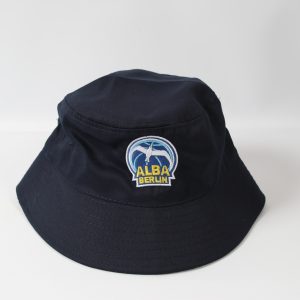 Schwarzer Fischerhut mit dem Logo von ALBA Berlin auf der Vorderseite.