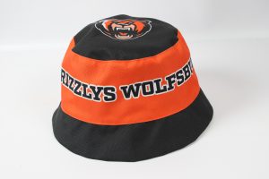 Schwarzer und orange Fischerhut mit dem Logo der Grizzlys Wolfsburg und dem Schriftzug 'Grizzlys Wolfsburg'.