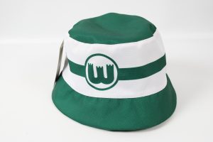 Grüner Fischerhut mit einem weißen Streifen und einem Logo in der Mitte.