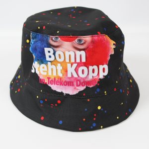 Schwarzer Fischerhut mit buntem Aufdruck, der den Text 'Bonn steht Kopf im Telekom Dome' zeigt.
