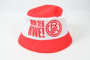 Roter Fischerhut mit dem Schriftzug 'Nur der RWE!' und dem RWE-Logo auf der Vorderseite.