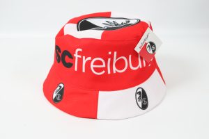 Roter Fischerhut mit dem Logo des SC Freiburg und dem Schriftzug 'SC Freiburg'.