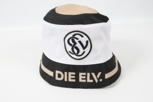 Schwarz-weißer Fischerhut mit einem Logo und dem Schriftzug 'DIE ELV.' auf der Vorderseite.