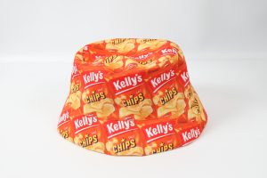 Ein Fischerhut mit einem bunten Design, das Kelly's Chips Verpackungen zeigt.