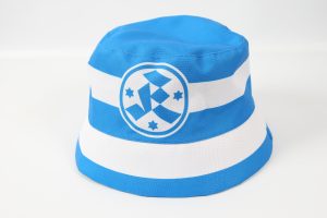 Blauer Fischerhut mit weißen Streifen und einem Logo in der Mitte.