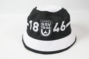 Schwarz-weißer Fischerhut mit dem Logo von SSV 1846 auf der Vorderseite.