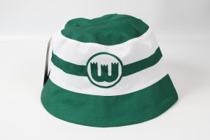 Grüner Fischerhut mit weißen Streifen und einem Logo auf der Vorderseite.