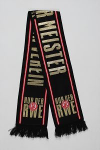 Schwarzer Schal mit goldener Schrift, der die Worte 'Nur der Meister' und 'Nur der RWE' trägt.