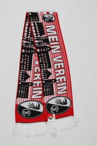 Gewebter Schal in Rot und Schwarz mit dem Schriftzug 'Mein Verein' und einem Vereinslogo.
