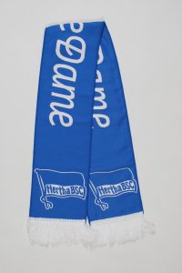 Blauer Schal mit dem Logo von Hertha BSC und dem Schriftzug 'Game' in weißer Schrift.