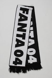 Schwarz-weißer Schal mit dem Aufdruck FANTA 04 in großen Buchstaben.