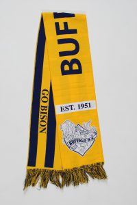 Gelber Schal mit dem Schriftzug 'BUFFALO' und einem Bison-Logo, hergestellt seit 1951.
