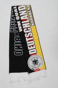 Gewebter Schal in den Farben Schwarz, Rot und Gold mit dem Logo des Deutschen Fußball-Bundes.