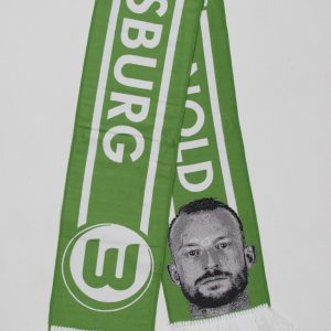 Grüner Schal mit dem Schriftzug 'Wolfsburg' und einem Gesichtsdruck auf der Vorderseite.