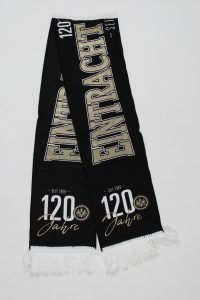Schwarzer Schal mit goldenen Schriftzügen zum 120-jährigen Jubiläum von Eintracht Frankfurt.