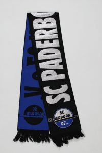 Schwarz-blauer Schal mit dem Logo des SC Paderborn und der Aufschrift 'SC Paderborn 07'.