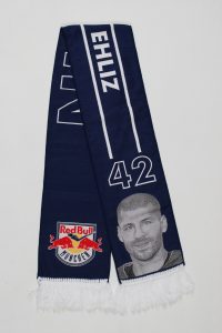 Gewebter Schal von Red Bull München mit der Nummer 42 und Spielerabbild auf blauem Hintergrund.