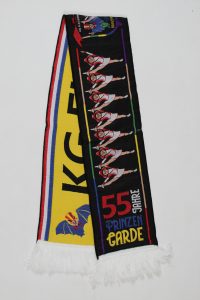 Gewebter Schal mit buntem Prinzen Garde Motiv und Fransen am unteren Rand.