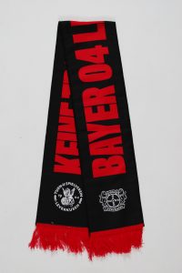 Schal von Bayer 04 Leverkusen in Schwarz mit roten Akzenten und Vereinslogo.