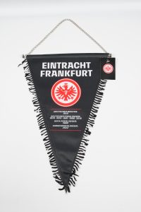 Schwarzer Wimpel mit dem Logo von Eintracht Frankfurt und Meistertiteln aufgedruckt.
